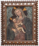 ESCOLA EUROPEIA - Antigo quadro ao gosto Cusquenho com moldura folheada à ouro velho, decorada por espelhos em sua laterais, com pintura reproduzindo Virgem Maria e menino Jesus. Desgastes naturais do tempo. Em função de sua medida não é possível enviar pelos correios. Medidas: 102 cm alt x 82 cm larg