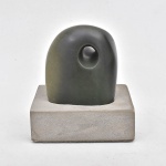 ARTE CONTEMPORÂNEA - Escultura em pedra verde 9autor não identificado) sobre base em pedra vulcânica. Medida; 17 cm x 14 cm