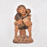 HERIDA S. - Escultura representando Mãe camponesa carregando uma criança nas costas, escultura em barro cozido - Medidas: 22 cm alt x 12 cm larg x 13 cm prof