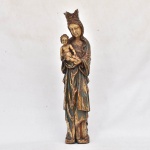 ARTE SACRA - Escultura representando Virgem Maria (possivelmente título de Nossa Senhora de Montserrat). Títulosde Maria ou invocações marianas são as designações honoríficas dadas à Virgem Maria, mãe de Jesus. Ela é conhecida por inúmerostítulos. Santa de  pau OCO. 61,5 alt x 15 larg