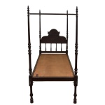 Cama em madeira nobre ricamente entalhada, com colunas laterais torneadas para dossel, cabeceira vazada por colunas torneadas. Retirada na Barra com hora marcada. Medida:  2.20 comp x 2.10 alt x 1.07 larg