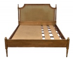 Cama de casal com espelho em palhinha original em madeira nobre entalhada, pátina dourada.    Retirada na Barra com hora marcada. Medida:  200 comprimento  x 150 largura x 115 altura