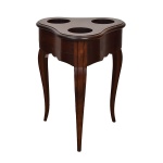 Mesa floreira estilo inglês em madeira nobre. Forma triangular  pata três recipientes como flores. Medida: 72 altura x 56 largura x 50 comprimento