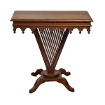 Mesa modelo harpa em madeira nobre com ripas apoiado sobre quatro pés, tampo finalizado em bilros.  Retirada na Barra com hora marcada. Medida: 79 altura x 40 largura x 80 comprimento