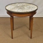 Mesa auxiliar com tampo circular redondo em mármore Carrara  ( possui rachaduras), galeria em metal vazado apoiado sobre quatro pés torneados. Inglaterra, século XX. Retirada na Barra com hora marcada.  Medida: 60 cm alt x 62 cm diâmetro. https://www.anticstore.art/70488P