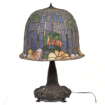 Belíssima luminária de mesa padrão Tiffany (mesma fundição) estilo Art Noveau elegantemente executado com 3 (três) luzes, cúpula em pasta de vidro floral multicolorido, base em bronze com rico trabalho, Impecável estado de conservação. Comprado nos EUA há 20 anos. Em perfeito estado. Obs: a fundição é idêntica a da Tiffany, conhecida como Favrile, e projetado com pedaços de um tipo especial de vidro fundido com óxidos metálicos, no abajur Tiffany este vidro ganha diversas tonalidades, formando um pequeno vitral no abajur. No processo de fabricação do abajur são utilizadas técnicas nas quais são usam-se fitas de cobre soldadas que, junto ao pequeno vitral, formam uma peça de aspecto único. Medida: 75 cm x 51 cm ; Base: 30 cm