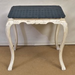 Mesa em madeira nobre e maciça, pátina na cor branca, tampo em couro decorado por tachas. Retirada na Barra com hora marcada. Medida:  72 alt x 73 larg x 73 comprimento.