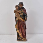 ARTE SACRA - GRANDE DIMENSÃO -  Imagem representando São José segurando menino Jesus em madeira ricamente policromada. Brasil, século XVIII. Medida:  103 alt x 35 comp x 26 prof