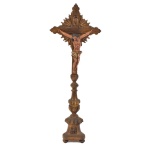 ARTE SACRA - GRANDE crucifixo em madeira entalhada com rica policromia representando expressiva escultura de Cristo Crucificado. Medida: 86 alt x 32 larg x 12 prof