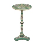 Mesa redonda com em porcelana francesa de "Sevrés" do séc. XIX, esmaltada em verde com reservas florais em profusão de policromia. Realces dourados. Peça desmontável. Medida: 75 alt x 40 diam