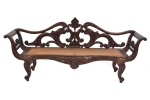 Antigo canapé brasileiro, pernambucano, com estrutura em jacarandá tendo ao topo entalhe com volutas. Pernas levemente arqueadas, assento e encosto em palhinha. Séc. XIX. Retirada na Barra. Palhinha necessita ínfimo restauro. Medida:  220 comp x 50 prof x 98 alt