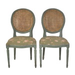 Par de cadeiras medalhão em palhinha original dupla em madeira nobre com pátina verde envelhecida, assento em tecido floral. Retirada na Barra com hora marcada. Medida: - 92 alt x 48 comp x 45 pro