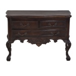 GRANDE mesa de apresentação em madeira nobre maciça contendo 2 gavetas menores e 1 gaveta maior - Medidas: 78 cm alt x 115 cm comp x 55 cm prof