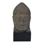 Escultura representando Cabeça de Buda feita em pedra vulcânica, base em granito. Medidas : 28 cm alt x 12 cm larg x 12 cm comp.