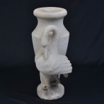 Vaso em mármore na cor branco com figura representando Cisne trabalhado em alto relevo - Medidas: 46 cm alt x 20 cm prof x 26 cm larg