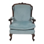 Elegante poltrona com acento e encosto revestido na cor Azul Turquesa com adornos, braços e pés em madeira nobre. Medidas: 92 cm alt x 62 cm larg x 106 cm comp.
