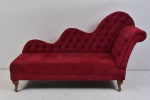 Belíssimo Recamier na cor vermelho, capitonê revestido com veludo e pés em madeira. Medidas: 120 cm alt x 205 cm comp x 60 cm prof
