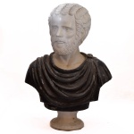 GRANDE DIMENSÃO - Extraordinária escultura/busto  em monobloco Italiano representando Figura de Aristóteles confeccionado mármore carrara com granito. Devida ao seu peso  não é possível enviar pelos correios. Retirada na Barra com hora marcada. Medida:   75 alt x 30 prof x 56 largura. https://www.anticstore.art/93102P