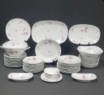 LIMOGES - Aparelho de jantar em porcelana francesa de manufatura Limoges, decoração " Décor Pommier Rose" com rica policromia floral, marcado em sua base. Composto de 22 pratos rasos, 12 pratos fundos, 11 pratos  de sobremesa e 9 peças de servir. Total de 54 peças. Uma sopeira, duas saladeiras, uma molheira, um presentoir, duas travessas e dois covilhetes. O aparelho encontra-se no Leblon.