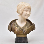 GEORGES MORIN (ALEMANHA, 1874 - 1950) - Extraordinária escultura esculpida em mármore carrara representando Busto Feminino guarnecido em bronze. Circa 1910-1920. Art Nouveau. Assinada.  França, século XX. Medida: 58 cm x 25 cm x 40 cm.