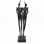 VILMA NOEL(Escultora mineira reconhecida internacionalmente) - Escultura representando duas figuras femininas, assinada com selo de fundição confeccionada pela artista em bronze. Possui selo de fundição. Base em granito. Medida: 92 cm x 23 cm x 18 cm*