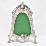 Extraordinário e raro espelho de coleção  em metal espessurado à prata francês estilo e época ART NOUVEAU, em grande dimensão, decorado por figura feminina em relevo, peça assinada em sua base. Obs: Possui pequenos restauros.  Medida: 56 cm x 52 cm