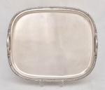 SOPPIL WOLFF - Grande bandeja em metal espessurado à prata, bordas decorada por cruzetas, duas alças. Manufatura em sua base. Em bom estado de conservação. Medida : 51 cm x 43 cm