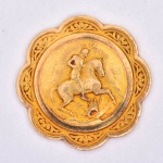ARTE SACRA - Medalha em ouro 18 k representando "São Jorge" com inscrição em sua frente e verso, gravado "Jorge". Moldura em formato de flor com gravações. Medida: 2,5 cm
