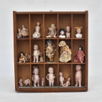 Caixa de madeira com vidro frontal móvel, decorativa com iluminação interna,  representativa  de pastifício Italiano, obra conceituada miniaturista especializada em montagem temáticas contendo coleção de 22 miniaturas em Biscuit alemão pintados á mão, alguns marcados GERMANY em seu verso - tamanhos variados. Componentes importados. Peça única de alta qualidade.   - para maiores informações favor procurar a organização do leilão. Medidas: 37 cm alt x 34 cm larg x 6 cm prof. TODOS EM PERFEITO ESTADO.