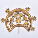 ARTE SACRA - Diadema/Resplendor em ouro 18 k,  próprio para uma imagem de Nossa Senhora das Dores ( Representando as 7 Dores de Maria ) decorada por estrelas e motivos florais, lavrado em suas bordas. Peso: 36g ; Medida : 16 cm x 13 cm. Observação: Faltam 2 Estrelas.