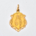 ARTE SACRA - Medalha/Pingente em Ouro 18k representando São Judas Tadeu com inscrição no verso " 25 - 4 - 57 ". Medida: 2 cm