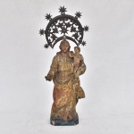 ARTE SACRA - Imagem representando São José e menino Jesus em madeira policromada e resquícios a ouro . Possui olhos de vidro. Acompanha Resplendor/Diadema próprio para uma imagem de Nossa Senhora das Dores ( Representando as 7 Dores de Maria ) decorada por estrelas e motivos florais em prata de lei. Possui Restauro em sua base. Med: ( Coroa 16x13,5 cm ) (Santo 29x13x8 cm) Diadema peso: 50 gramas
