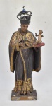 ARTE SACRA- GRANDE DIMENSÃO -  Imagem representando SANTO ANTONIO em madeira com rica policromia. e resquícios dourados. Possui olhos de vidro.  Possui placa em metal com a inscrição:  Obrigada Sto Antonio. Acompanha coroa em prata de lei com esmalte azul e decorado por pedras. Peso: 166 gramas. Medida: Medida: 67 cm de altura x 28 cm x 15 cm de profundidade; Coroa: 14 cm x 12 cm; Obs: Cabeça na parte posterior necessita restauro vide foto,