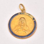 ARTE SACRA - Medalha/Pingente circular esmaltada com azul, peça em Ouro 18k representando Sagrado Coração de Maria. Ínfimos desgastes no esmalte. Medida: 2,3 cm
