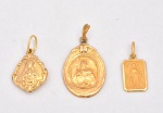 ARTE SACRA - Lote composto de 3 Medalhas/Pingentes em Ouro 18k  - Sendo uma representando Sagrado Coração de Maria ( 1,0 cm ) ; Uma representando Nossa Senhora ( 1,5 cm ) ; Uma representando São Paulo ( Maior ; 2 cm ).