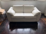 Sofá Branco de dois lugares em couro. Retirada na Av Atlântica com hora marcada.- 80 cm alt x 174 cm comp x 87 cm larg