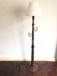 Luminária de chão  em madeira, adornos em metal. abajour acompanha cúpula - Retirada na Av Atlântica com hora marcada.-. 171 cm alt x 33 cm diam