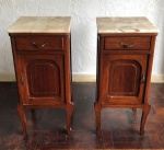 Par de mesa de cabeceiras em madeira nobre. Pertenceu antiga Fazenda localizada em Vassouras.  mudo tampo em mármore quadrado 83 cm alt x 42 cm x 39 Retirada na Av Atlântica com hora marcada.-