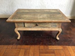 Mesa demolição possui uma gaveta. Retirada na Av Atlântica com hora marcada. Medida: 39 cm alt x 90 cm comp x 60 cm larg