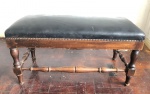 Banqueta com estofado preto em madeira nobre entalhada. 46 cm alt x 90 cm comp x 45 cm larg; Bench, Tuscany 19th Century