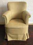 Poltrona dita boneca com pés em madeira. Retirada na Av Atlântica com hora marcada. Marcas naturais do tempo. Medida: 87 cm alt x 59 cm comp x 50 cm larg