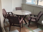 Mesa com 4 cadeiras e tampo circular em vidro para jardim. Retirada na Av tlântica com hora marcada. 80 cm alt x 58 cm comp x 57 cm larg cada
