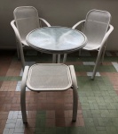 Mesa circular com tampo em vidro. Marcas do tempo. Retirada na Av Altântica com hora marcada.  69 cm alt x 79 cm diam