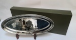 CHRISTOFLE MALMAISON - GRANDE travessa de peixe em metal espessurado à prata francês com decoração de pérolas na borda. Em sua embalagem original lacrada. Sem uso. L.70  cm.  Número de fabricação 41 00270. Coleção: Malmaison.  França, século XX. Comprada na H.STERN. LACRADA. Medidas: 30 cm larg x 70 cm comp