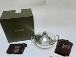 CHRISTOFLE MALMAISON - Terrina em metal espessurado à prata francês com decoração de pérolas. Em sua embalagem original. Número de fabricação 41 00423. Coleção: Malmaison.  França, século XX. Medida: 21 cm alt x 31 cm comp x 25 cm larg