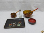Lote composto de bandeja retangular em laca, 2 bowls em madeira pintada com colher, etc. Medindo a bandeja 21cm x 15cm.