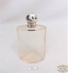 Perfumeiro com tampa em prata de lei teor 925. Medida: 13cm de altura, A tampa pesando 8 gramas. Apresenta amassados.