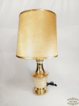Grande abajur de mesa  Metal Dourado com Cupula. Medida: 91 cm altura e Cupula 44 cm x 40,5 cm diametro