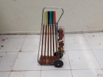 Kit completo  para jogo de Croquet, composto de carrinho, 6 marretas, 6 bolas e 9 argolas. Medindo a marreta 85cm de comprimento.