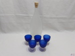 Garrafa licoreira em vidro fosco com 5 taças em vidro azul cobalto. Medindo a garrafa 31cm de altura.